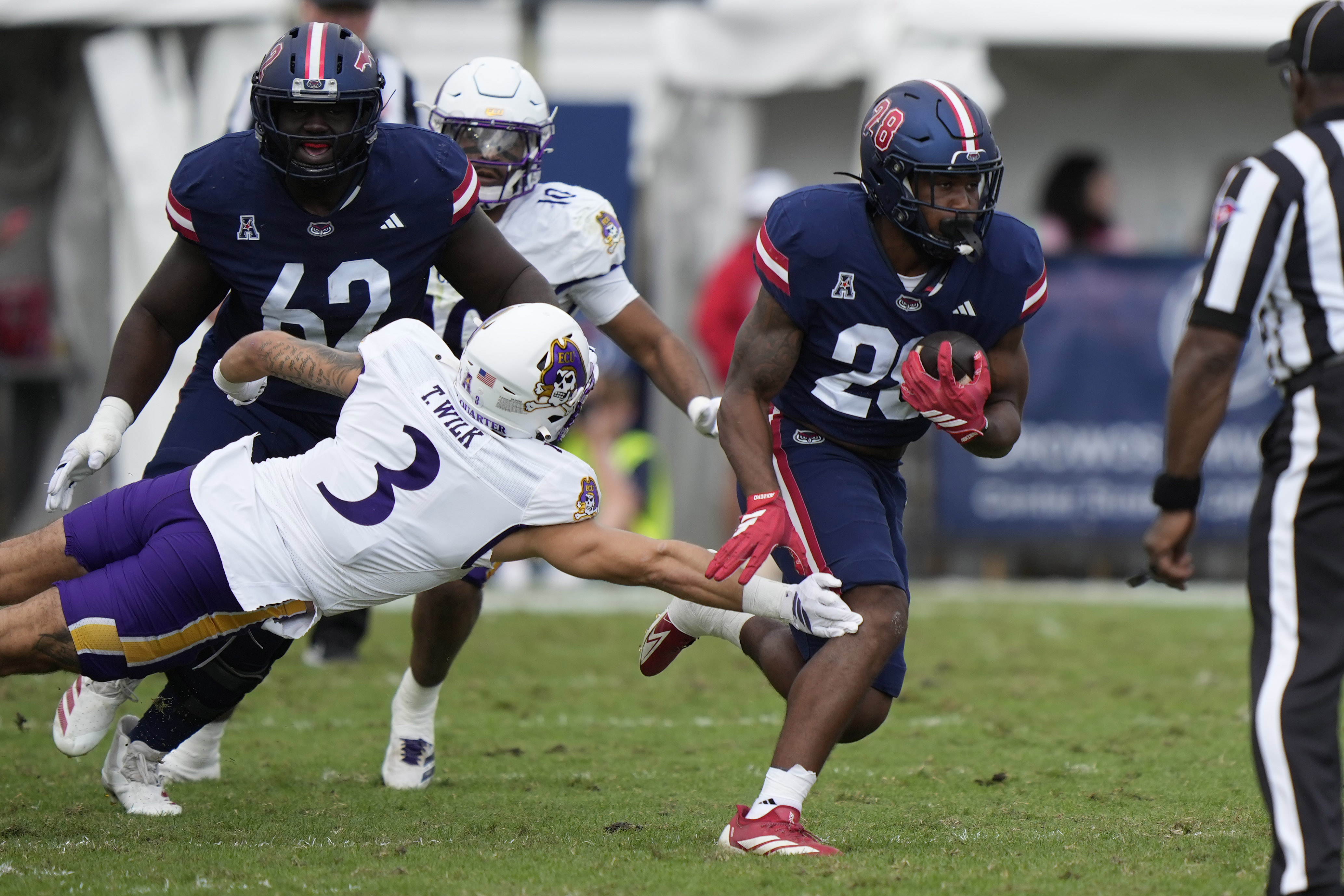 Kaden Shields-Dutton eludes an East Carolina defender. (Courtesy/FAU Athletics)